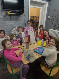 Year Three are all settled in for their residential just having lunch before an action packed afternoon 🥳